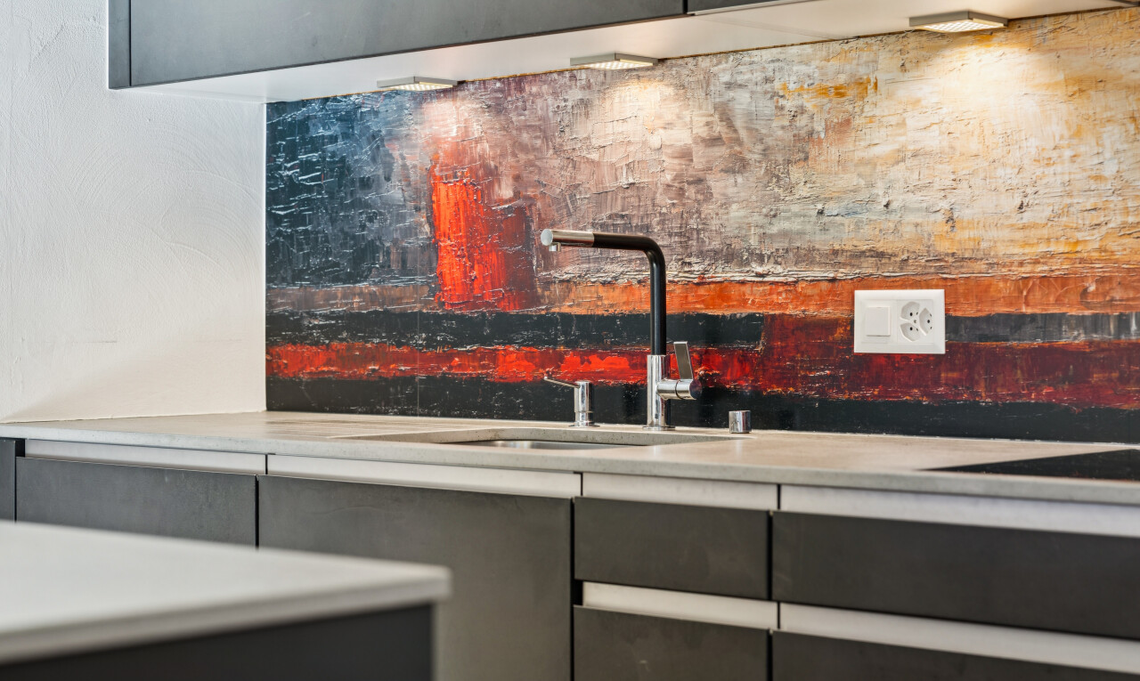 cuisine avec évier, light countertops, plans de travail, backsplash, et dosseret