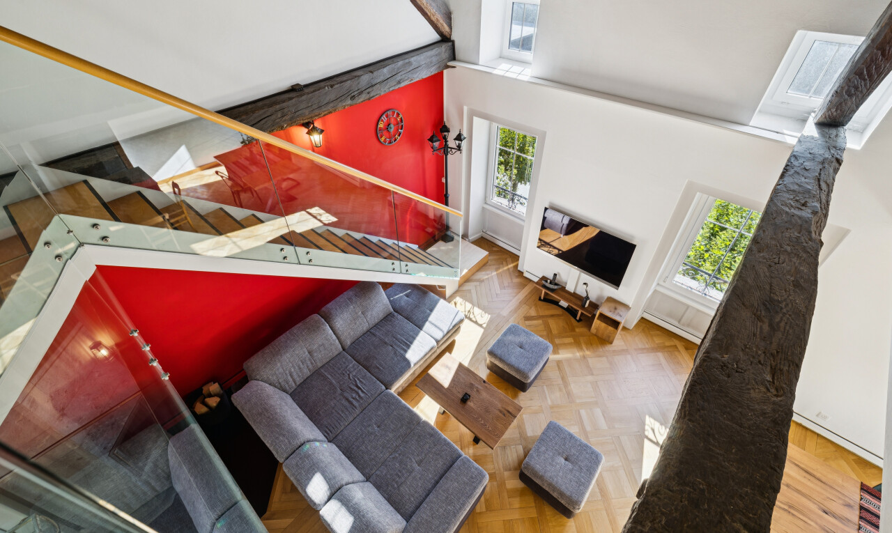 salon avec drywall, cloison sèche, lumière naturelle, wood finish floor, et sol en finition bois