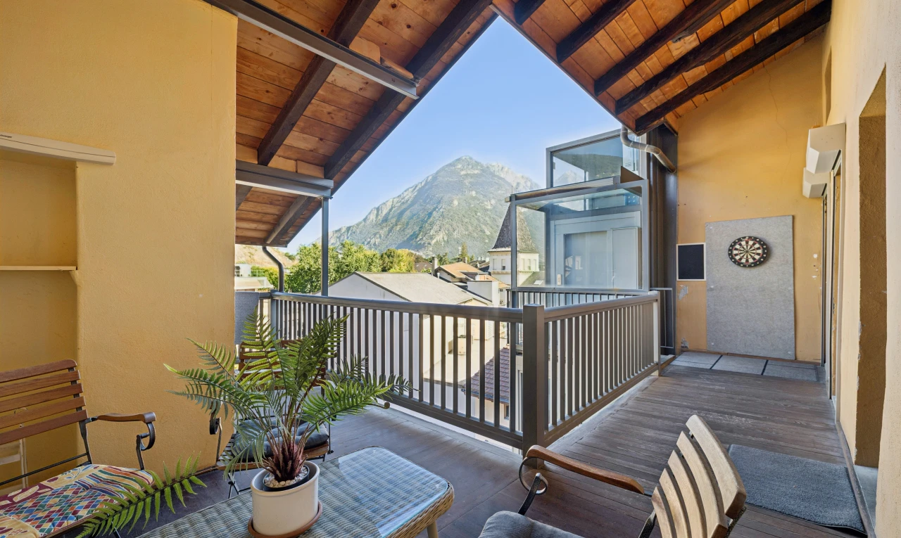 terrasse avec mountain view, vue sur la montagne, day time, et view focus