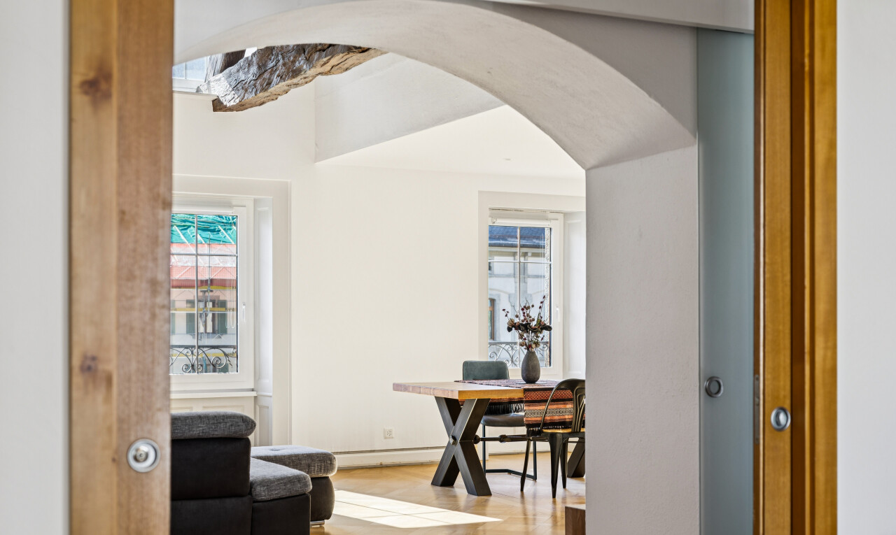 salle à manger avec passages en arc, inside property, drywall, cloison sèche, et wood finish floor