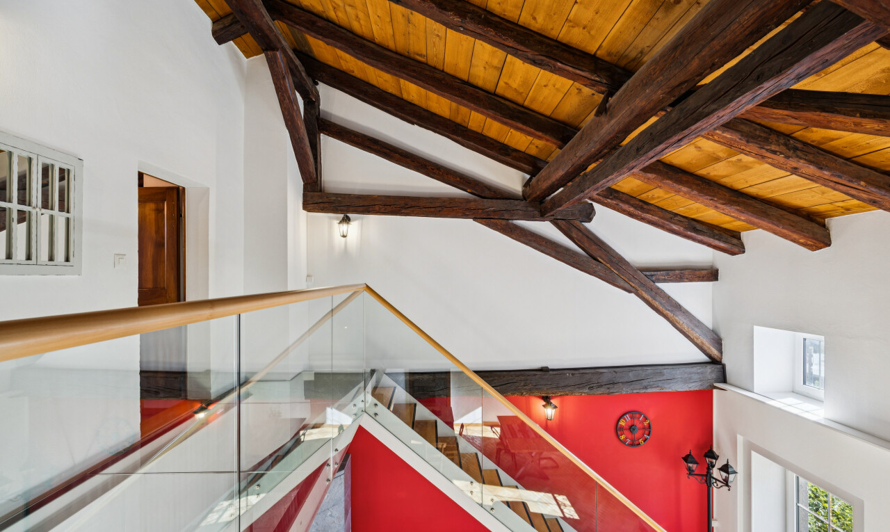 escaliers avec high ceiling, plafond haut, drywall, cloison sèche, et beamed ceiling