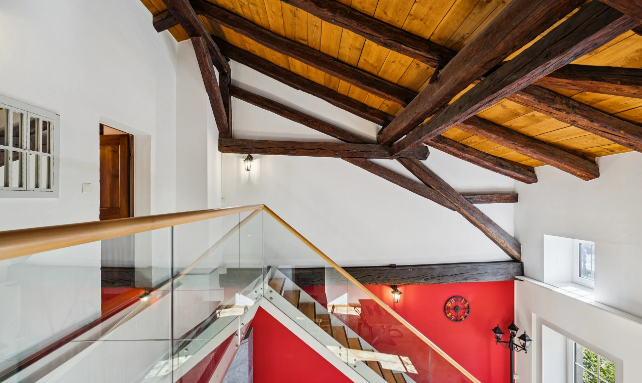 escaliers avec high ceiling, plafond haut, drywall, cloison sèche, et beamed ceiling