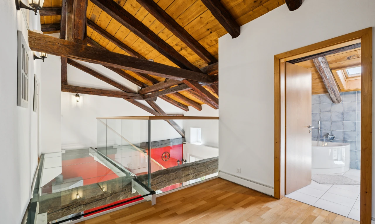 escaliers avec plafond à poutres, beamed ceiling, high end ceiling, sol en finition bois, et wood finish floor