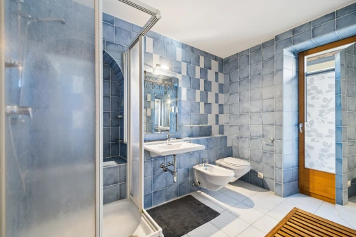 salle de bains avec douche, salle de bain complète, tile wall, mur en carrelage, et tile floor