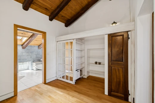 couloir avec high end ceiling, wood ceiling, plafond en bois, vaulted ceiling, et plafond voûté