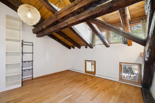 pièce vide avec étagères intégrées, beamed ceiling, plafond à poutres, drywall, et cloison sèche