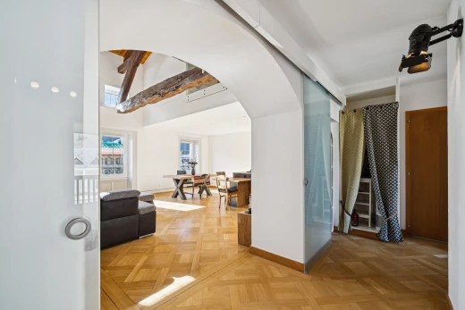 couloir avec passages en arc, drywall, cloison sèche, wood finish floor, et sol en finition bois
