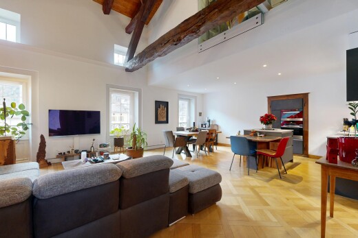 salon / salle à manger avec inside property, télévision, parquet floor, plafond à poutres, et beamed ceiling