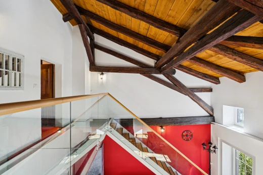escaliers avec high ceiling, plafond haut, drywall, cloison sèche, et beamed ceiling