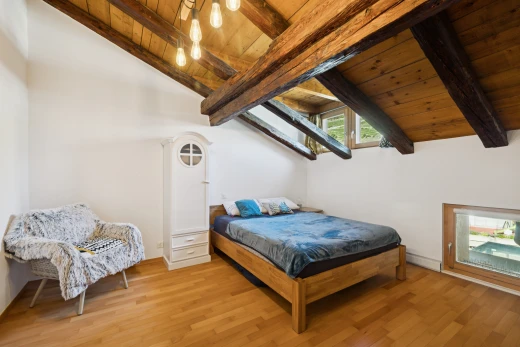 chambre avec vaulted ceiling, plafond voûté, beamed ceiling, plafond à poutres, et wood ceiling