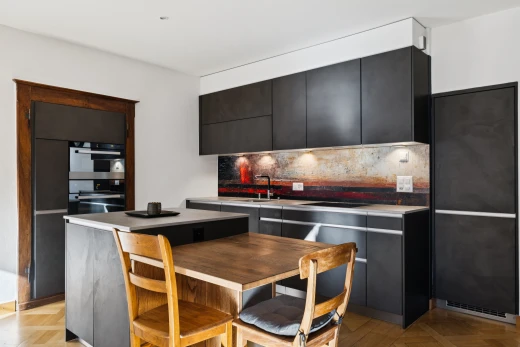 cuisine avec armoires à panneau plat, flat panel cabinets, armoires noires, black cabinets, et îlot de cuisine
