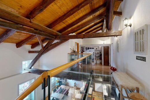 escaliers avec plafond en bois, wood ceiling, plafond à poutres, beamed ceiling, et cloison sèche