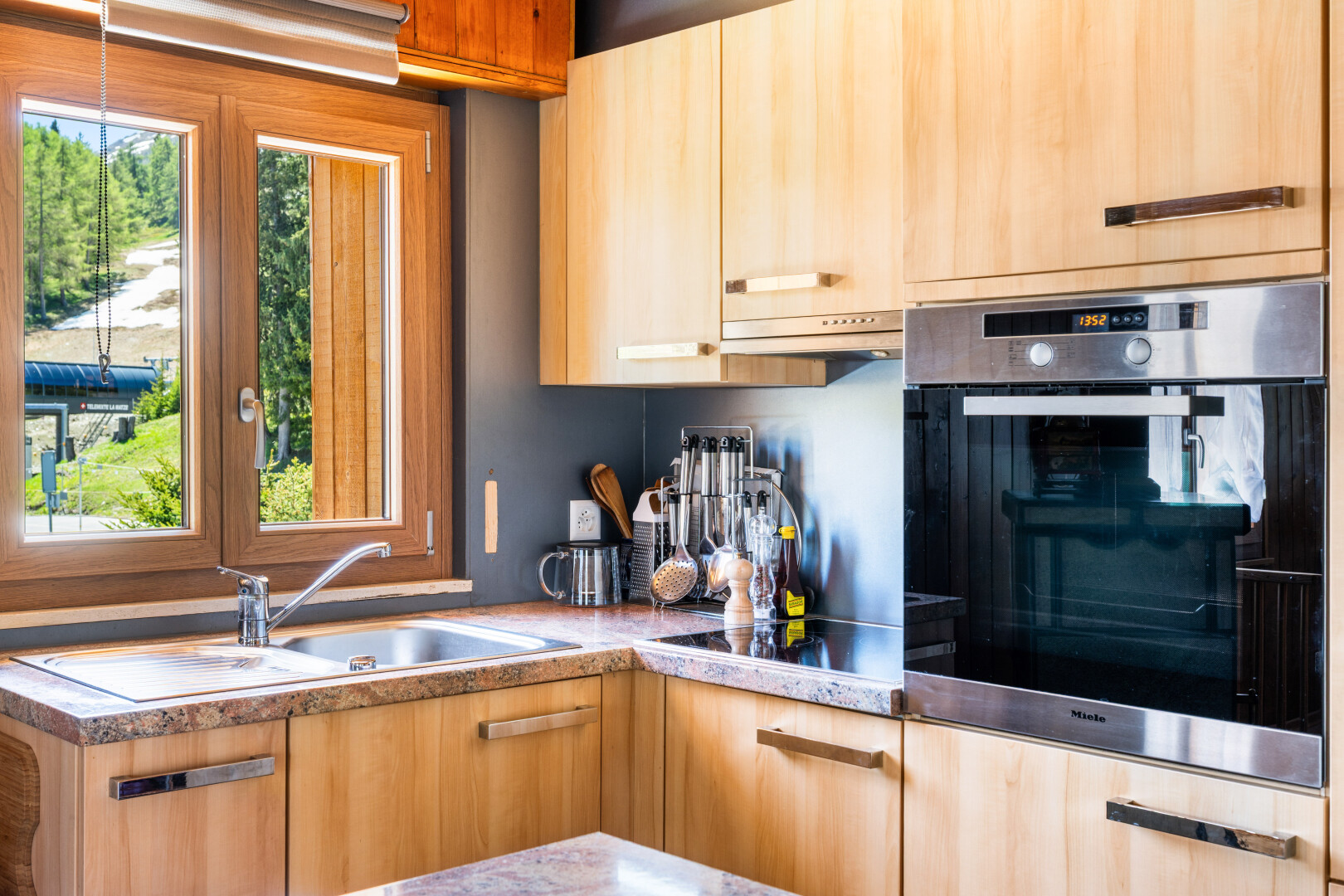 cuisine avec four, lumière naturelle, natural light, armoires marron clair, et light brown cabinets