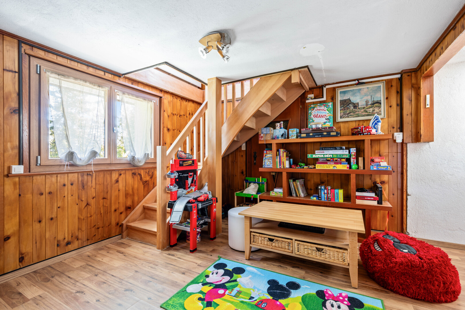escaliers avec escaliers, sol en finition bois, wood finish floor, inside property, et sous-sol