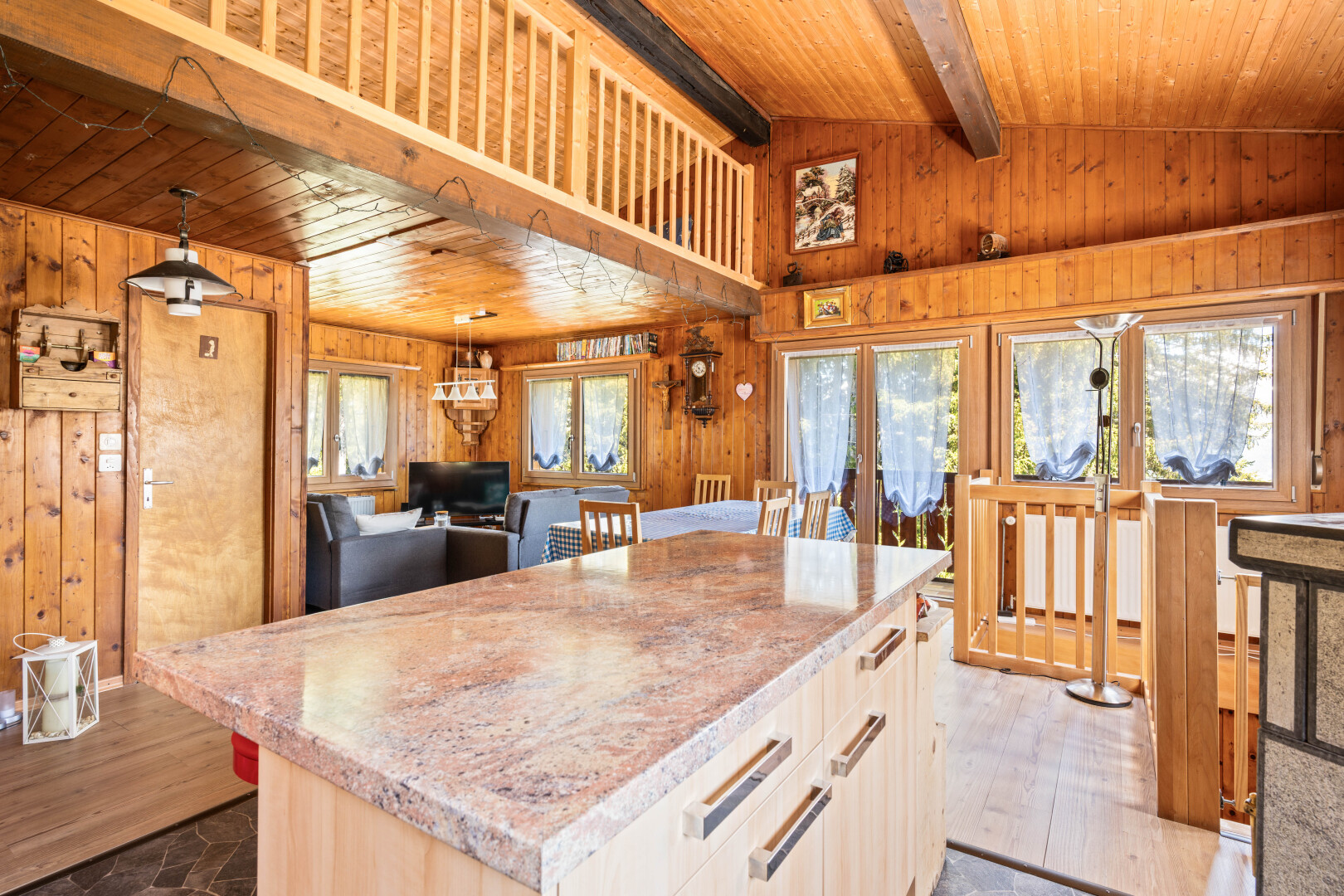 cuisine avec wood ceiling, plafond en bois, natural light, lumière naturelle, et inside property