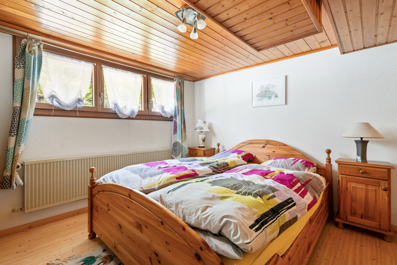 chambre avec plafond en bois, wood ceiling, cloison sèche, drywall, et sol en finition bois