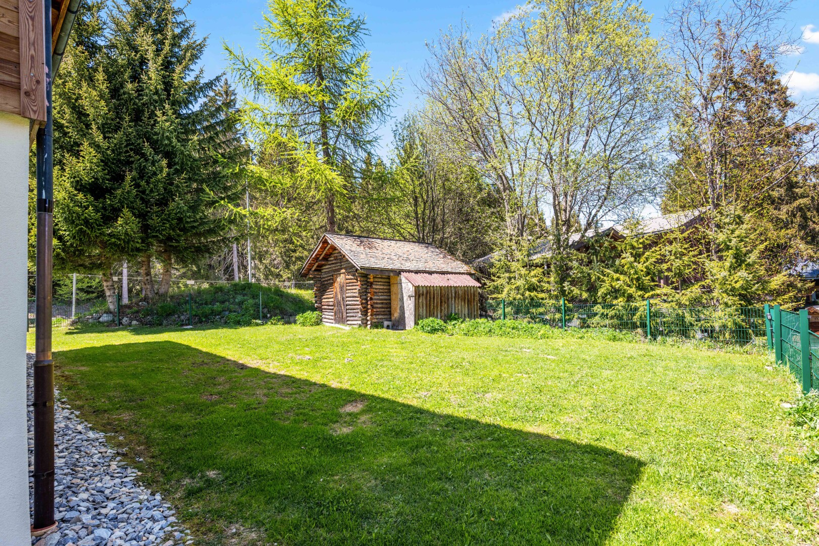 jardin avec pelouse, from property, day time, structure extérieure, et clôture