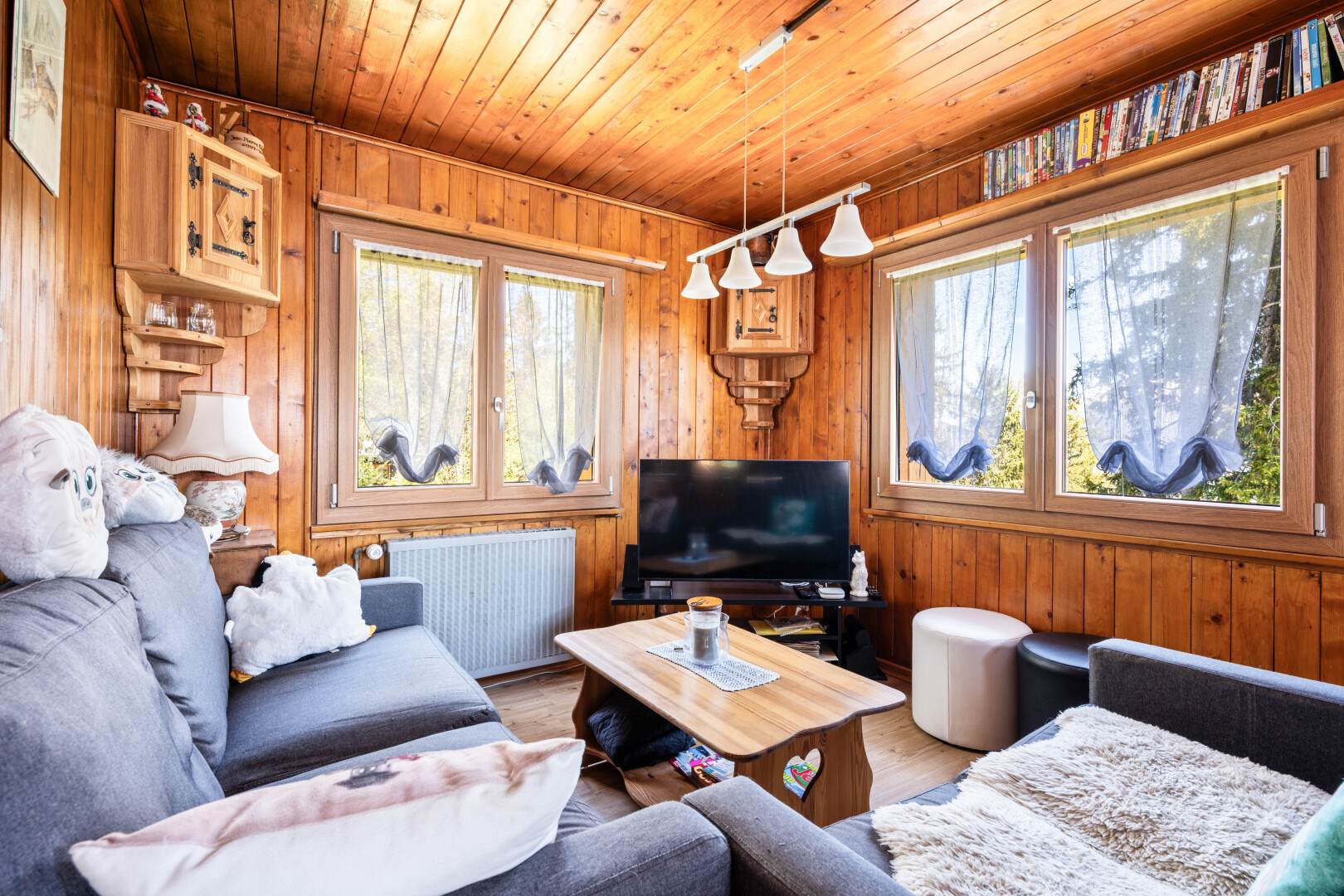 salon avec plafond en bois, wood ceiling, mur en bois, wood wall, et inside property