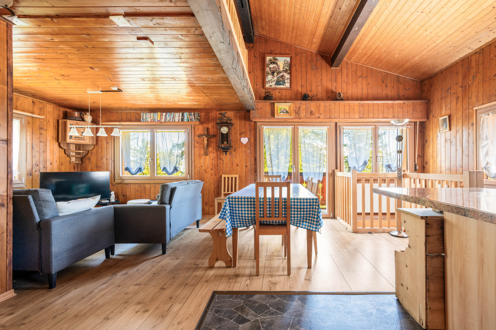 salle à manger avec plafond à poutres, beamed ceiling, inside property, plafond en bois, et wood ceiling