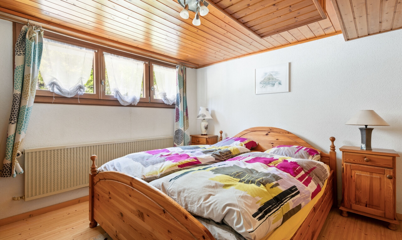 chambre avec plafond en bois, wood ceiling, cloison sèche, drywall, et sol en finition bois