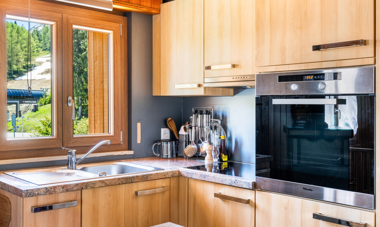cuisine avec four, lumière naturelle, natural light, armoires marron clair, et light brown cabinets