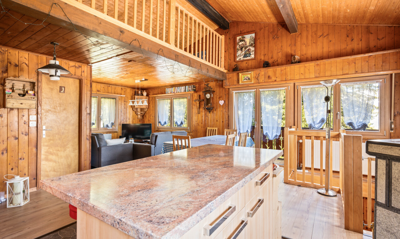 cuisine avec wood ceiling, plafond en bois, natural light, lumière naturelle, et inside property