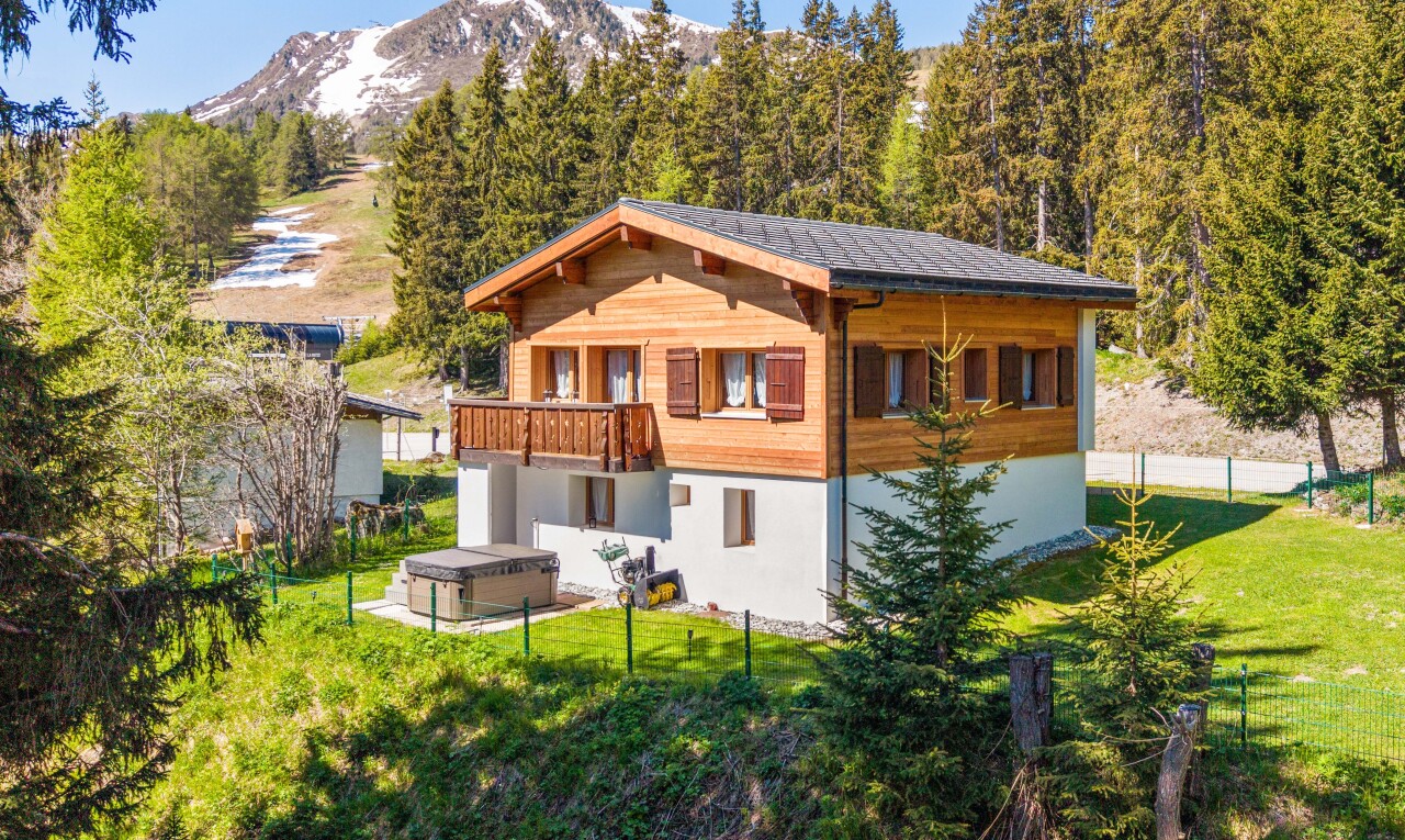 view of home with a yard, a mountain view, and stucco siding