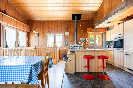 cuisine avec armoires marron clair, light brown cabinets, bar de cuisine, kitchen bar, et lumière naturelle