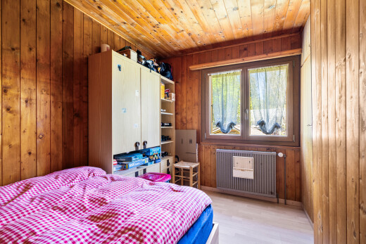 chambre avec inside property, radiateur, wood finish floor, sol en finition bois, et wood ceiling