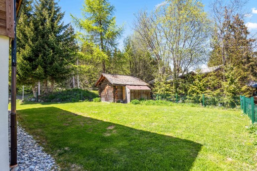 jardin avec pelouse, from property, day time, structure extérieure, et clôture