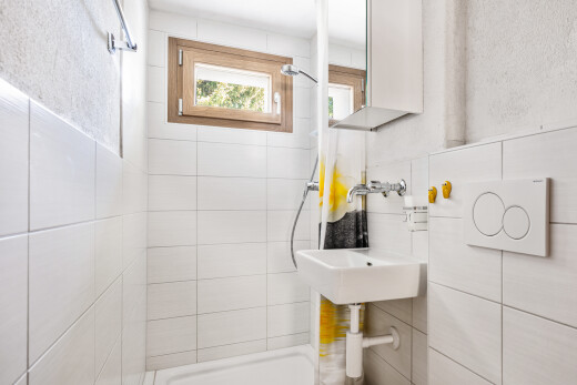 salle de bains avec miroir, douche, salle de bain complète, inside property, et évier