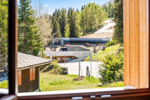 façade avec day time, inside community, woods view, et vue sur les bois