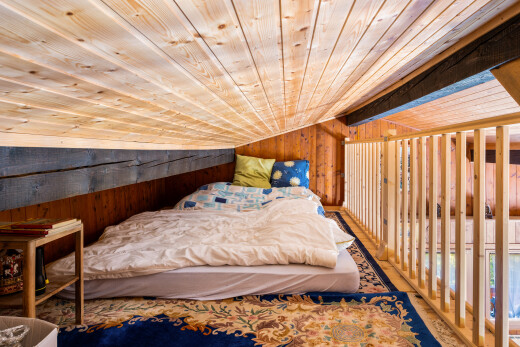 chambre avec mur en bois, wood wall, inside property, plafond en bois, et wood ceiling