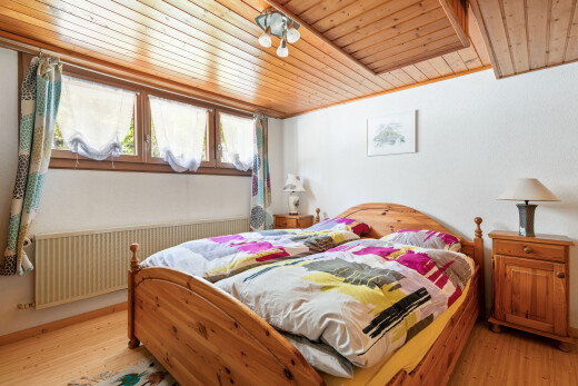 chambre avec plafond en bois, wood ceiling, cloison sèche, drywall, et sol en finition bois