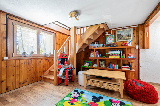 escaliers avec escaliers, sol en finition bois, wood finish floor, inside property, et sous-sol