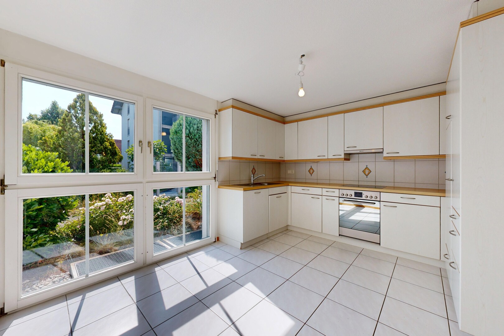küche mit light floor, küchenrückwand beim herd, küchenrückwand beim Herd, ofen, und inside property