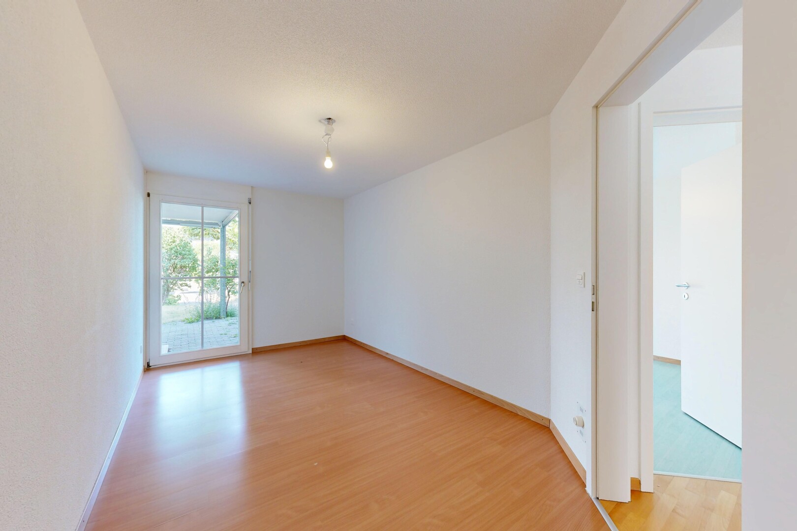 leerer raum mit inside property, wood finish floor, holzfußboden, natural light, und natürliches licht