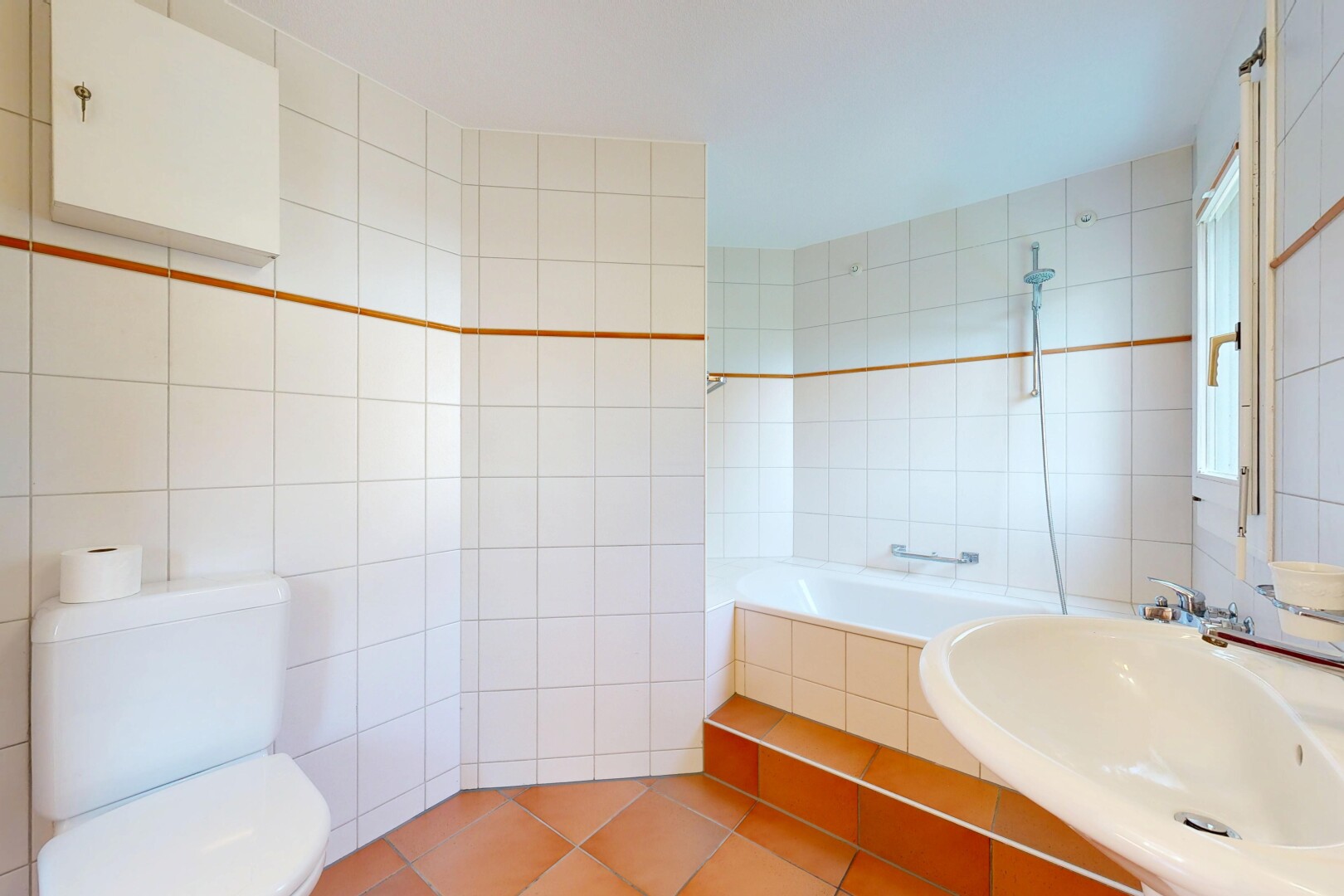 bad mit fliesenwand, tile wall, komplettes badezimmer, toilette, und inside property