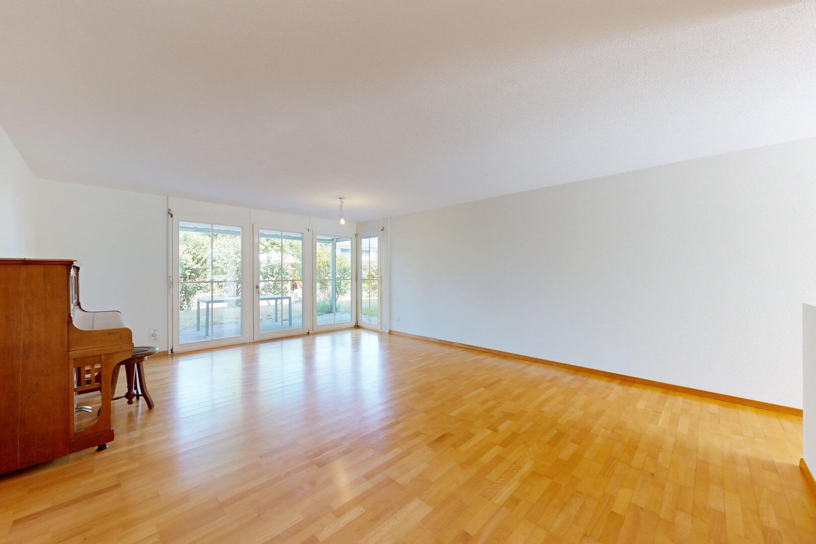 leerer raum mit natürliches licht, natural light, holzfußboden, wood finish floor, und inside property