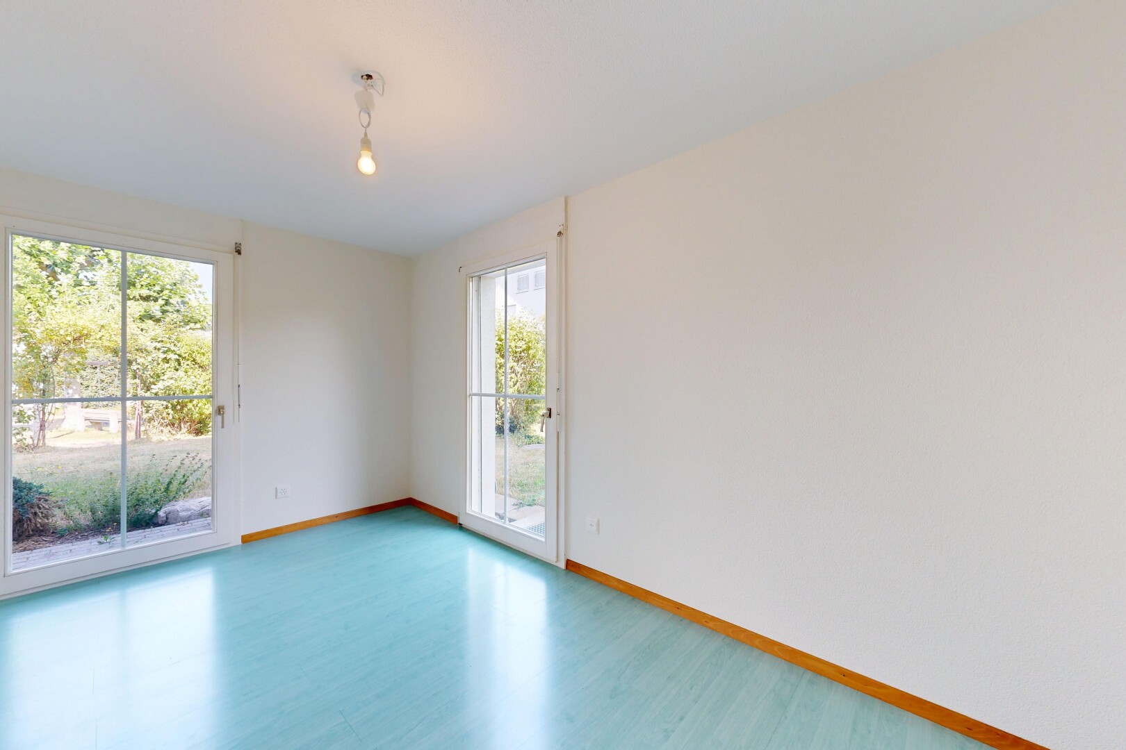 leerer raum mit gipskartonwand, drywall, inside property, natürliches licht, und natural light