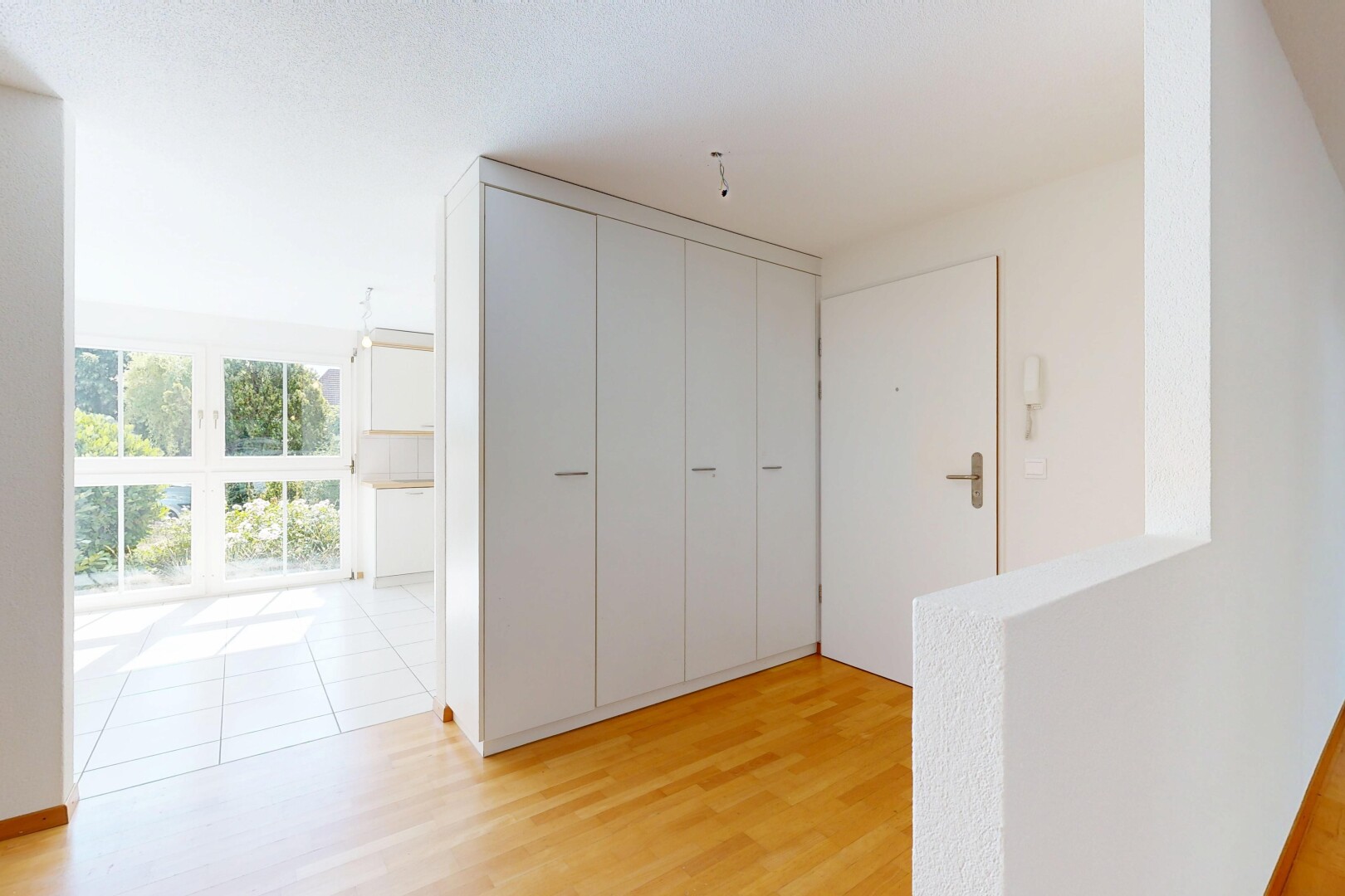 leerer raum mit natürliches licht, natural light, inside property, holzfußboden, und wood finish floor