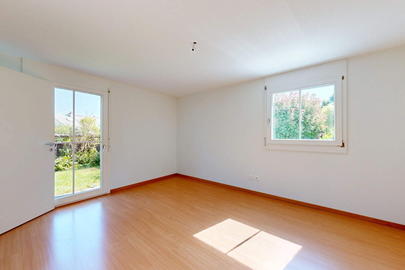 leerer raum mit day time, natürliches licht, natural light, gipskartonwand, und drywall