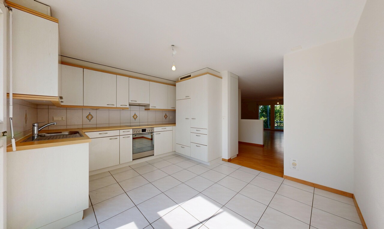 küche mit light floor, küchenrückwand beim Herd, küchenrückwand beim herd, ofen, und white cabinets