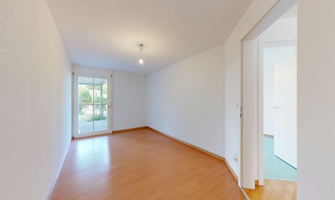 leerer raum mit inside property, wood finish floor, holzfußboden, natural light, und natürliches licht
