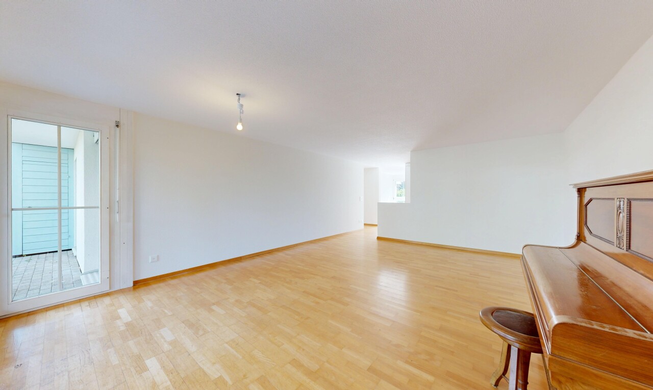 leerer raum mit holzfußboden, wood finish floor, inside property, gipskartonwand, und drywall