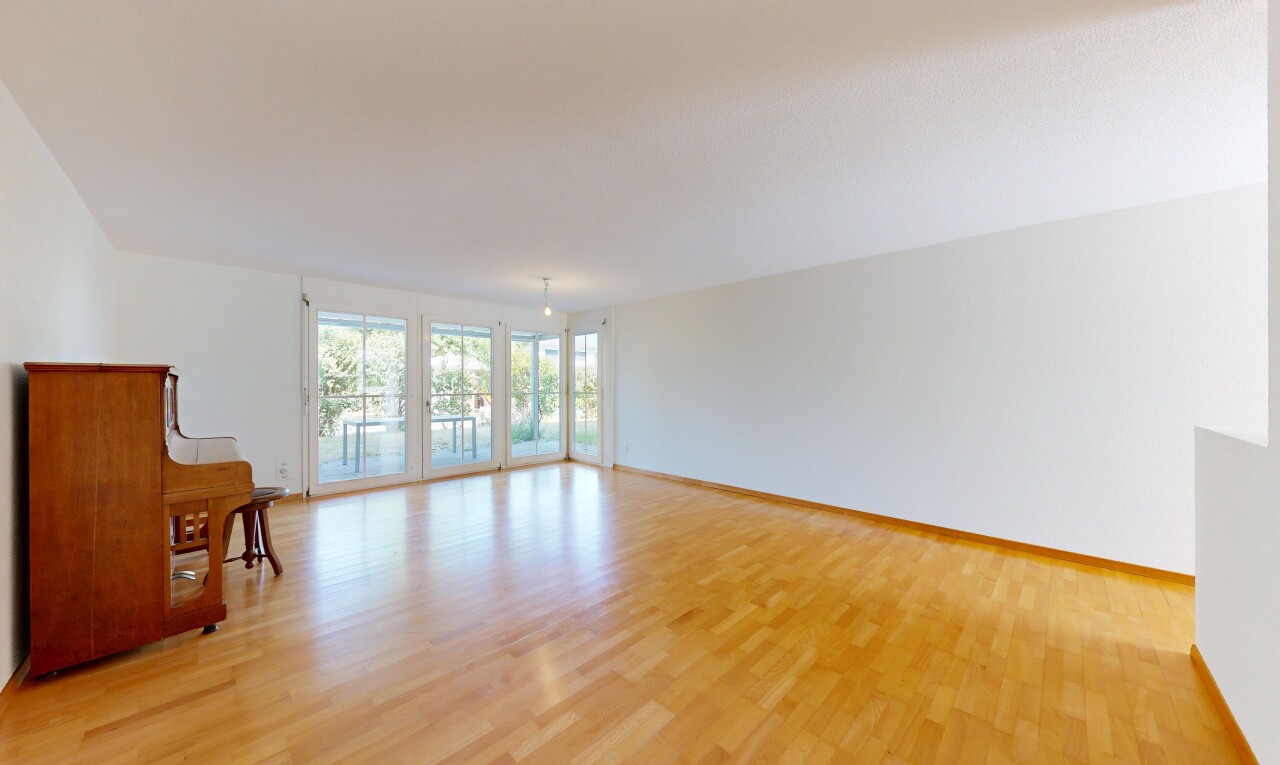 leerer raum mit natürliches licht, natural light, holzfußboden, wood finish floor, und inside property