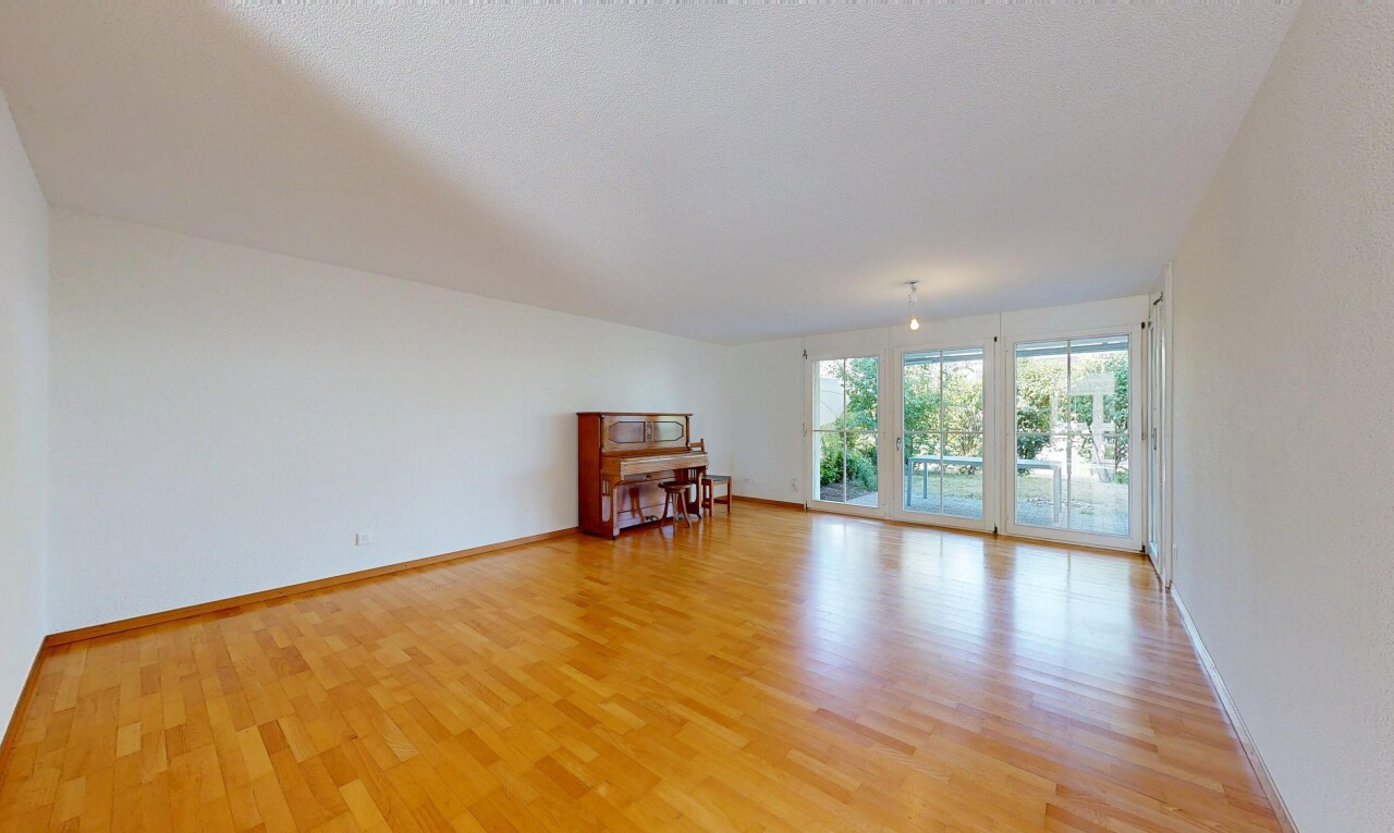 leerer raum mit inside property, wood finish floor, holzfußboden, natural light, und natürliches licht