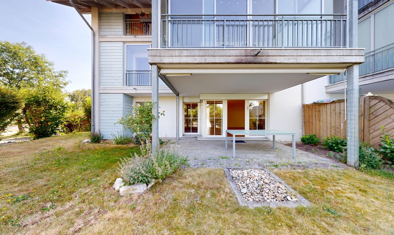 außenansicht mit property visible, terrasse, rasen, balkon, und horizontale verkleidung