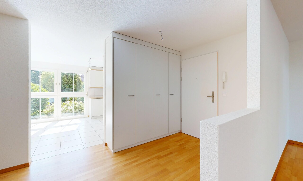 leerer raum mit natürliches licht, natural light, inside property, holzfußboden, und wood finish floor