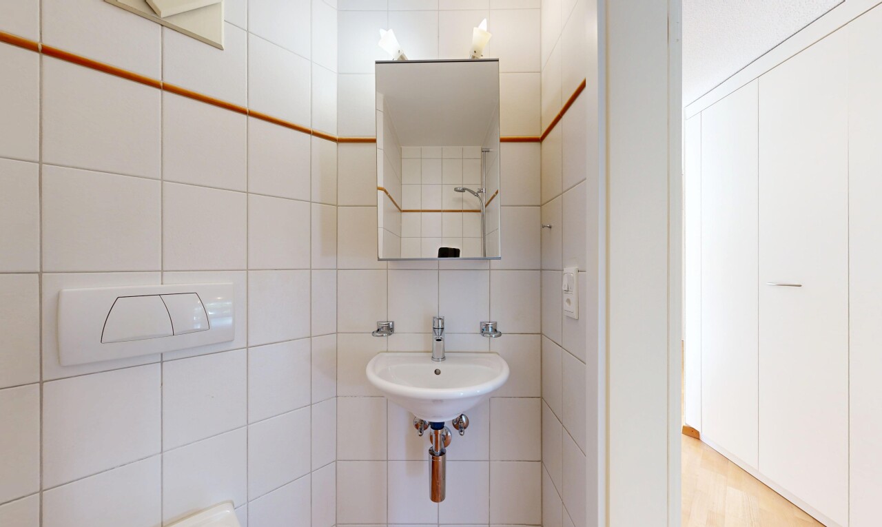 bad mit spiegel, inside property, tile wall, fliesenwand, und waschbecken